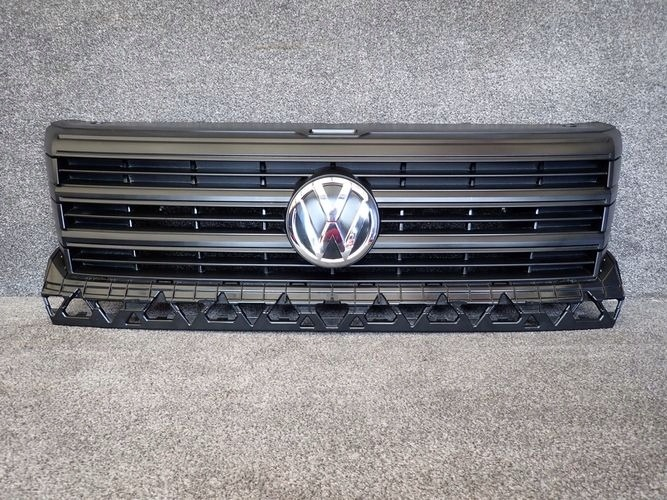Crafter 7C0853653 siyah düz panjur; görseldeki Volkswagen arması satışa dahil değildir